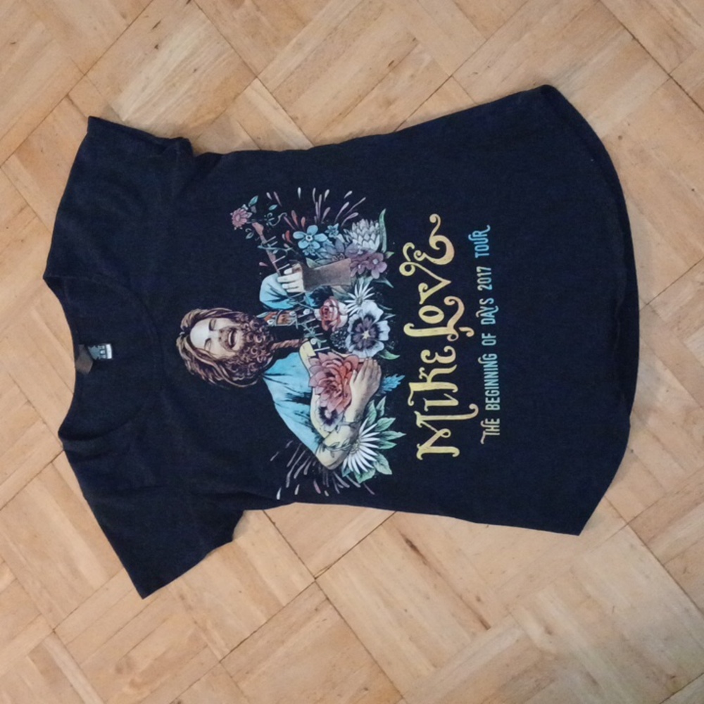 Mike Love concert tee shirt 2017, beach boy. Size small